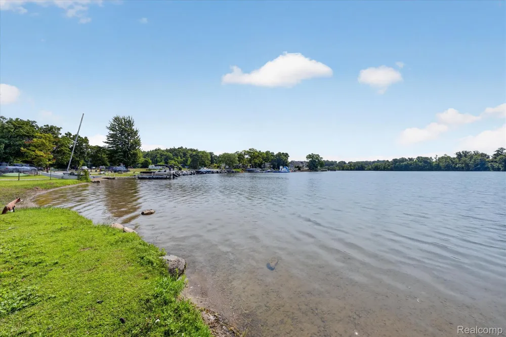4235 Lake Grove Court White Lake Charter Township, MI 48383