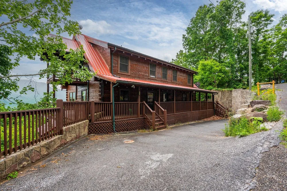 725 Big Bear Ridge Road Gatlinburg, TN 37738