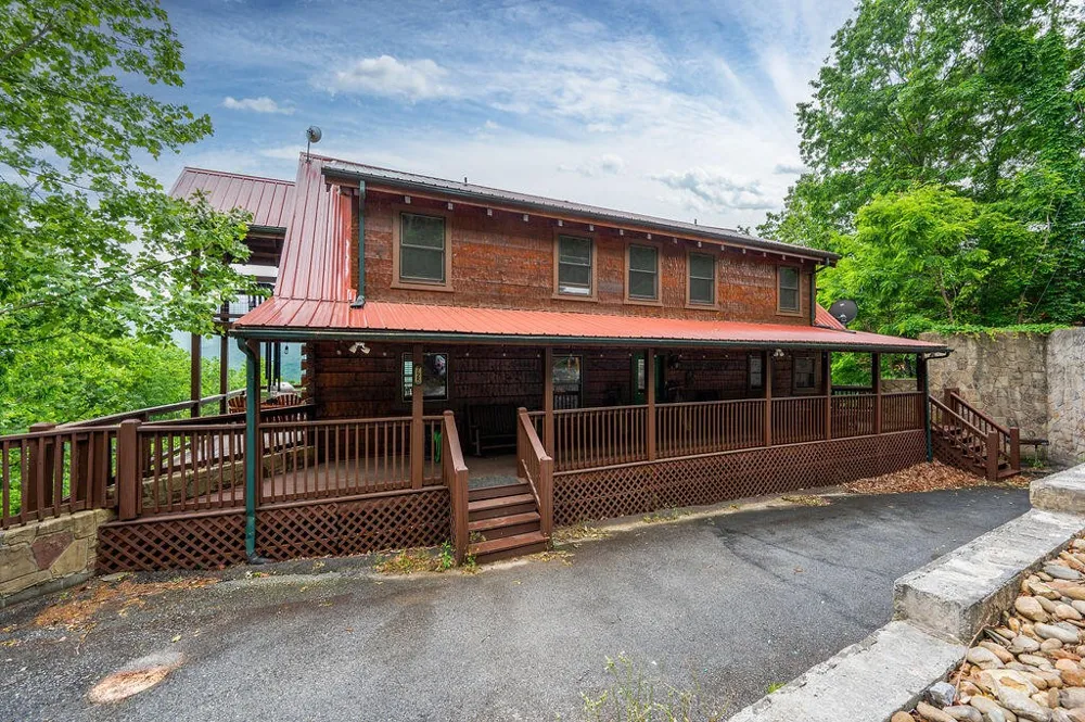 725 Big Bear Ridge Road Gatlinburg, TN 37738