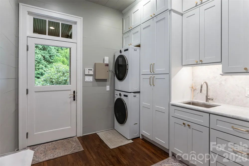 242 Racquet Club Road Asheville, NC 28803