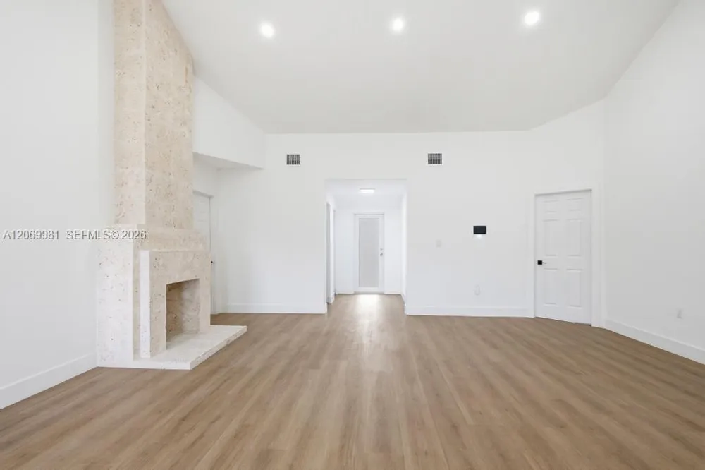 4122 NW 11th Pl Miami, FL 33127