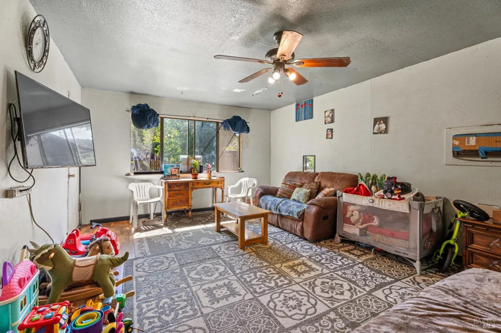 490 Della Avenue Willits, CA 95490