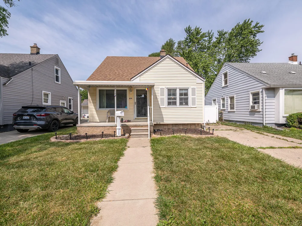 214 Cleveland Street Trenton, MI 48183