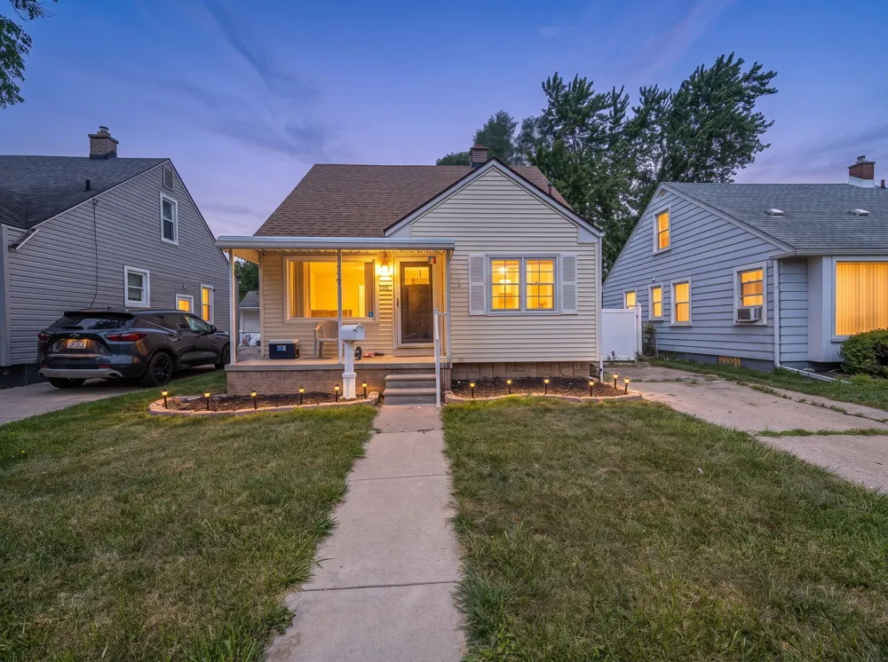 214 Cleveland Street Trenton, MI 48183