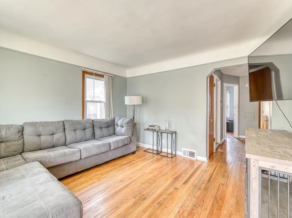 214 Cleveland Street Trenton, MI 48183