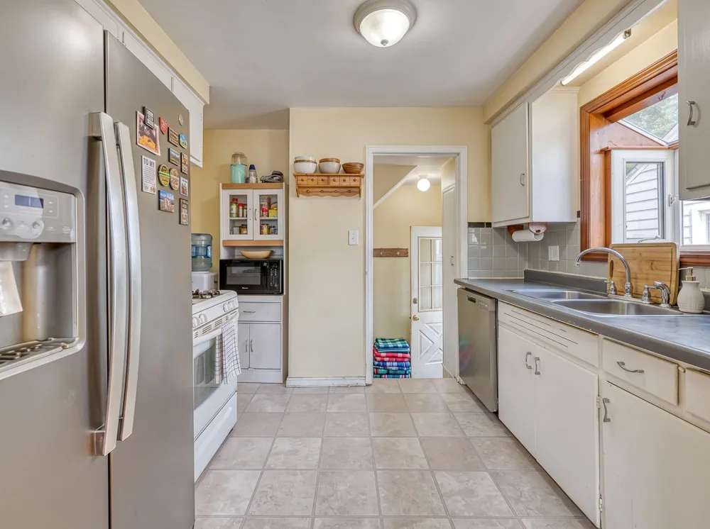 214 Cleveland Street Trenton, MI 48183