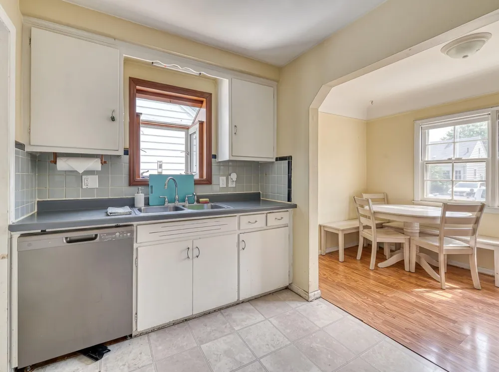214 Cleveland Street Trenton, MI 48183