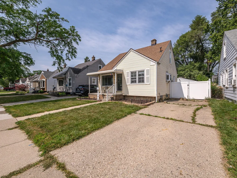 214 Cleveland Street Trenton, MI 48183