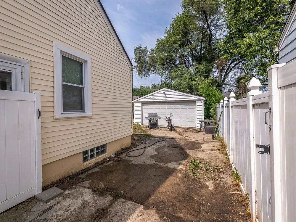 214 Cleveland Street Trenton, MI 48183