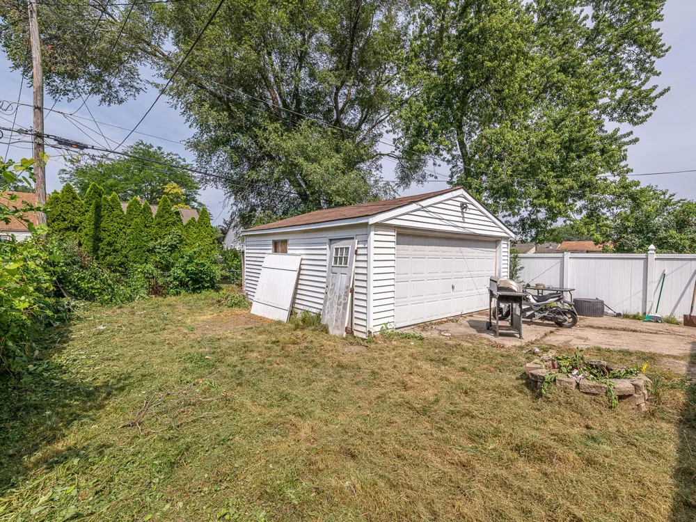 214 Cleveland Street Trenton, MI 48183