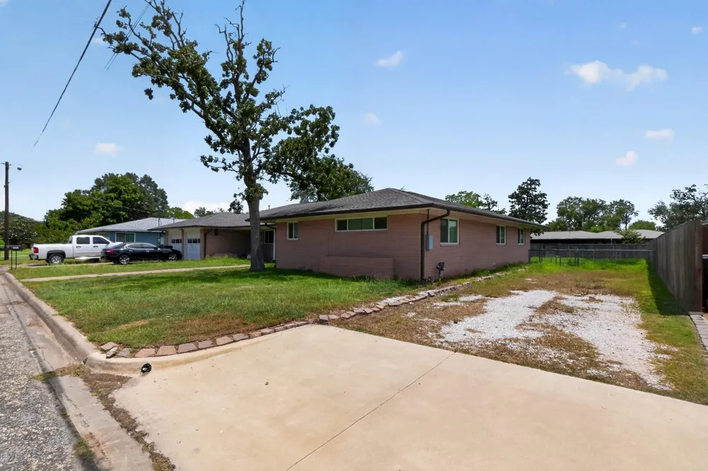380 S Wilson Avenue Giddings, TX 78942