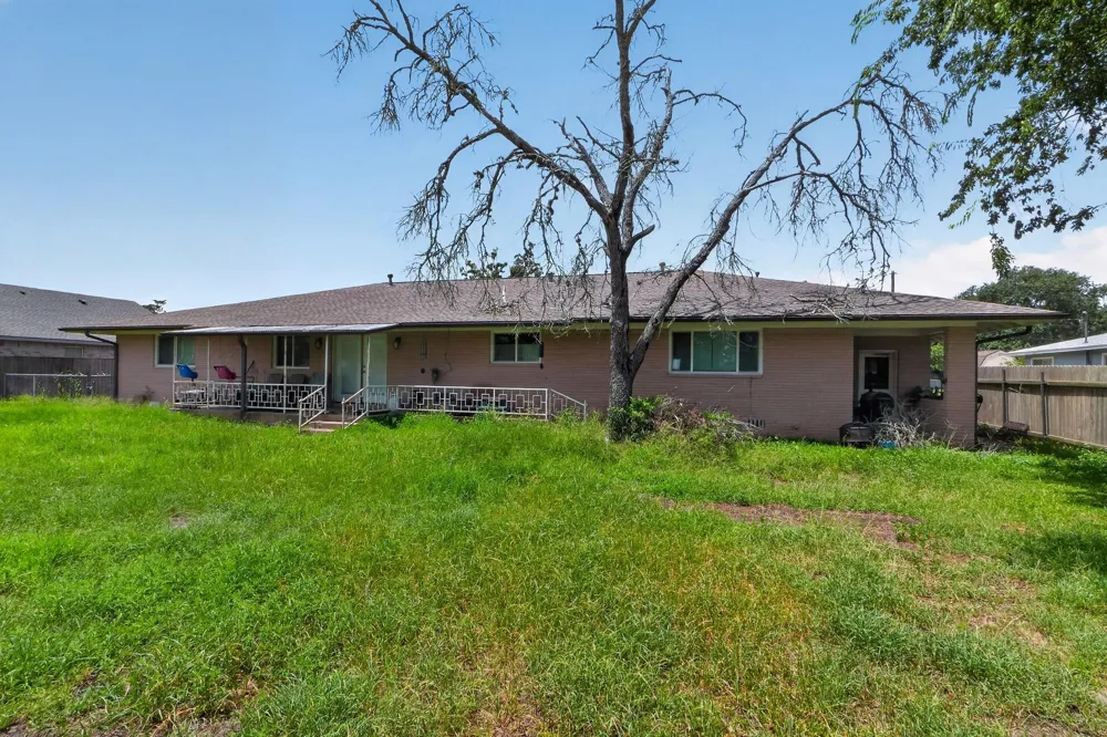 380 S Wilson Avenue Giddings, TX 78942