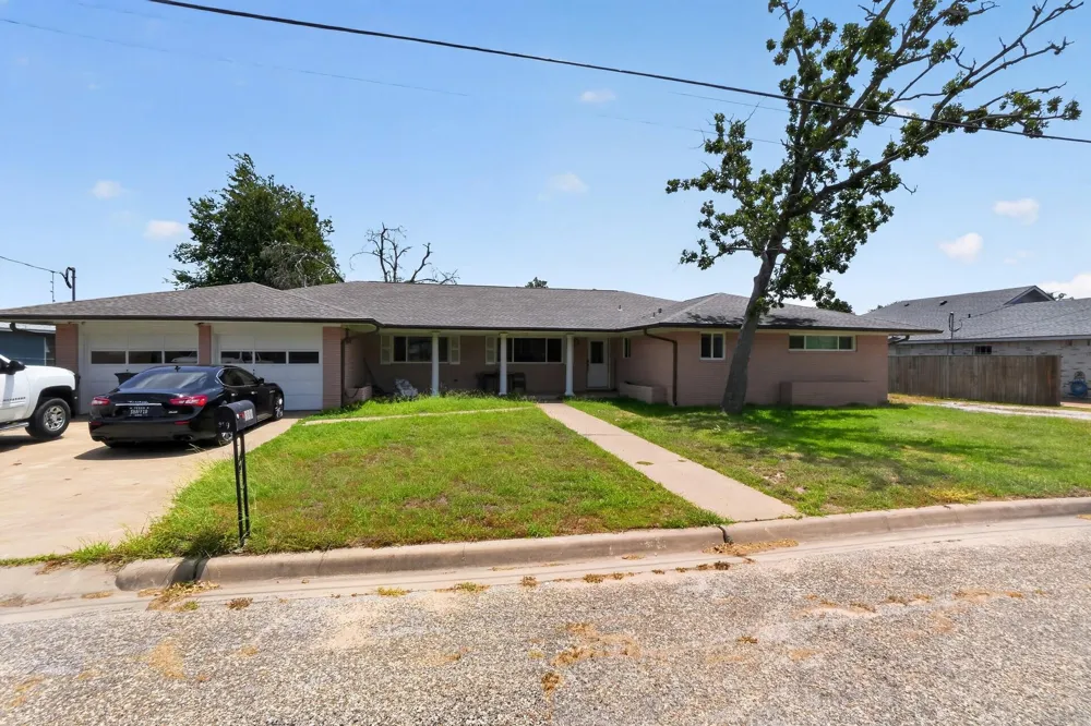 380 S Wilson Avenue Giddings, TX 78942
