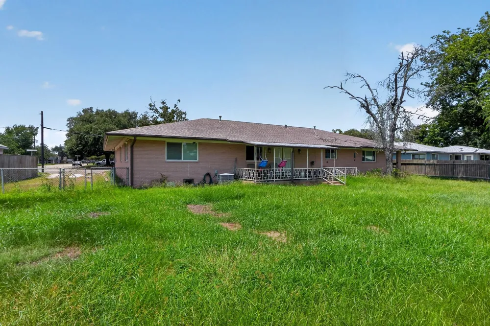 380 S Wilson Avenue Giddings, TX 78942