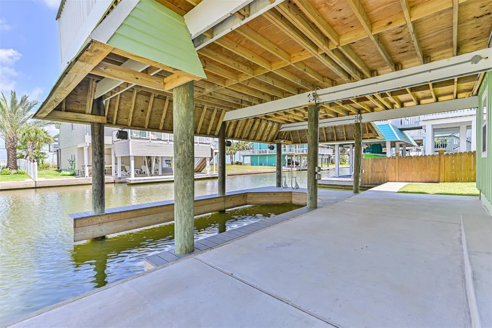 4222 Spanish Main Jamaica Beach, TX 77554
