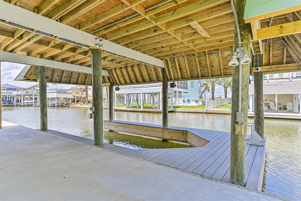 4222 Spanish Main Jamaica Beach, TX 77554