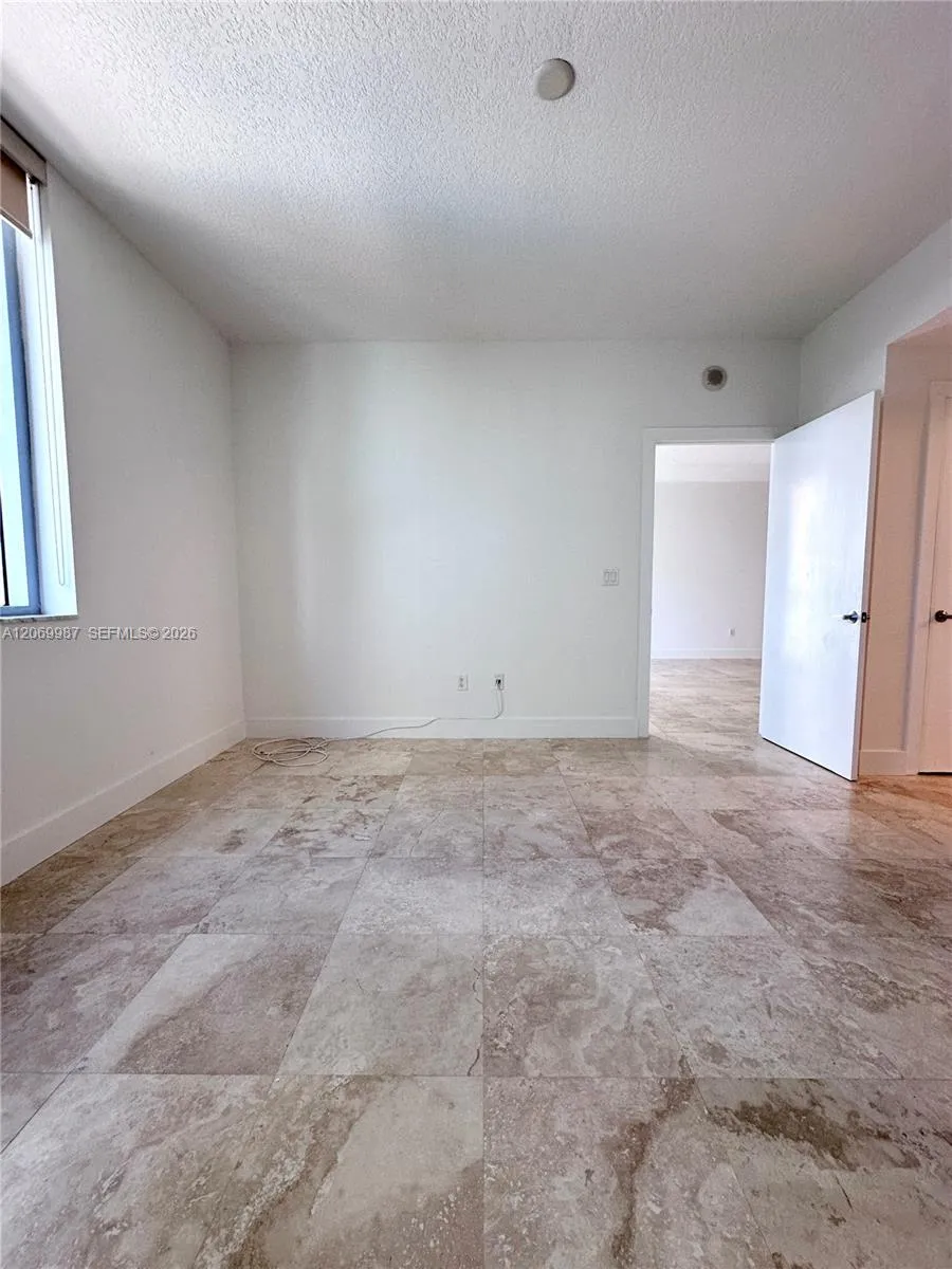 1060 Brickell Ave #1815 Miami, FL 33131