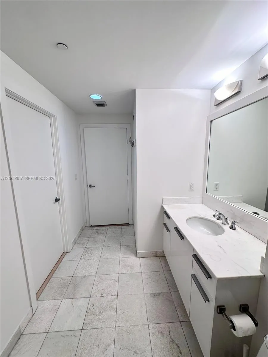 1060 Brickell Ave #1815 Miami, FL 33131