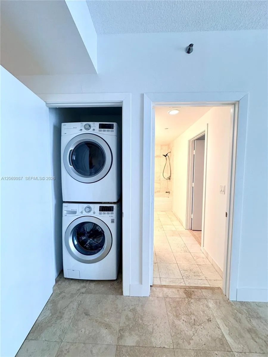 1060 Brickell Ave #1815 Miami, FL 33131