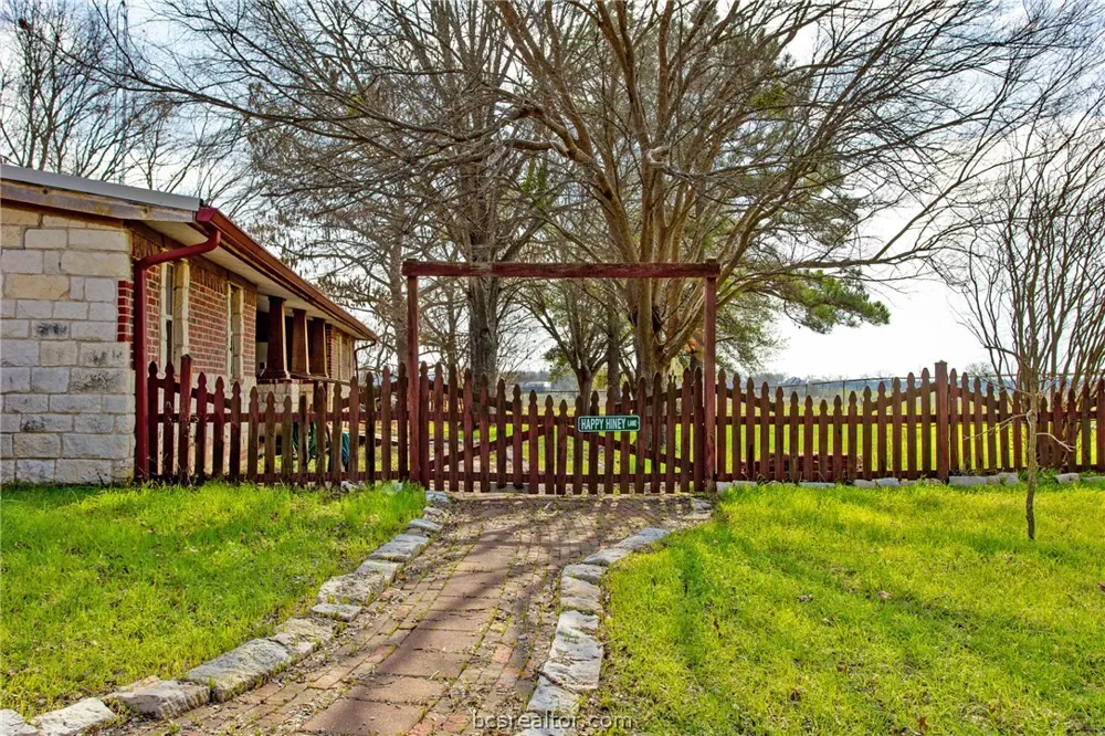 305 County Road 108 Caldwell, TX 77836