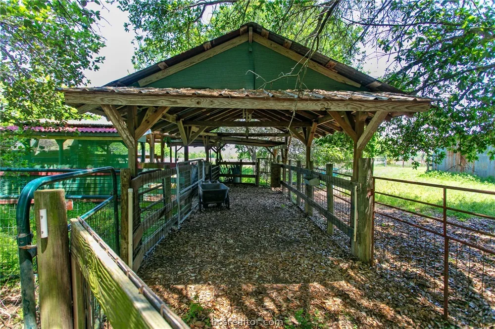 305 County Road 108 Caldwell, TX 77836