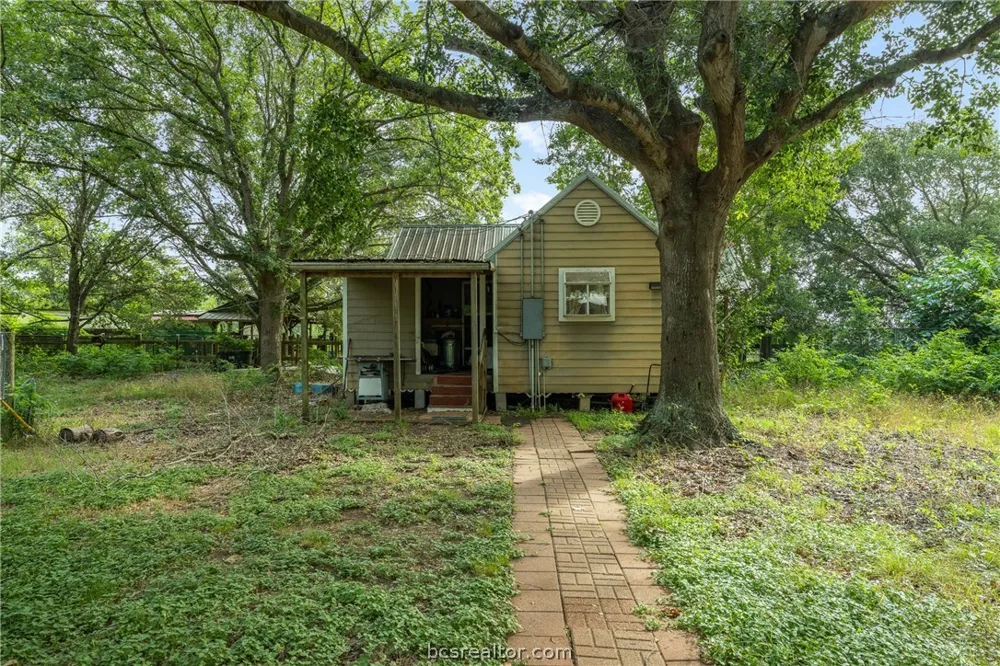 305 County Road 108 Caldwell, TX 77836