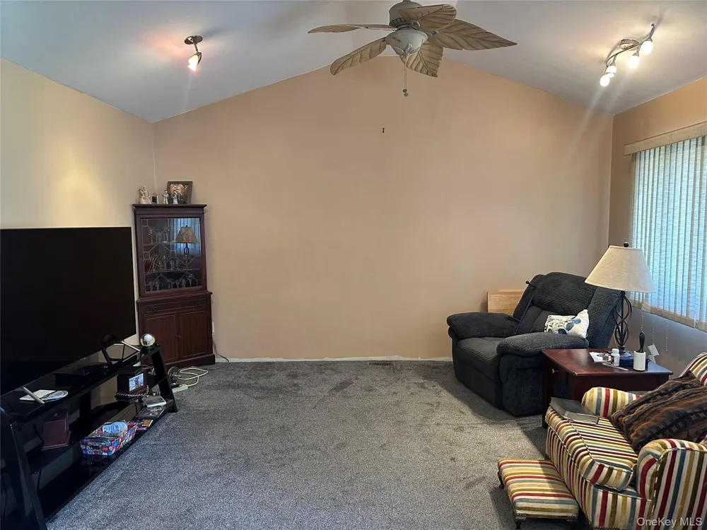 1612 Gardiner Drive Bay Shore, NY 11706