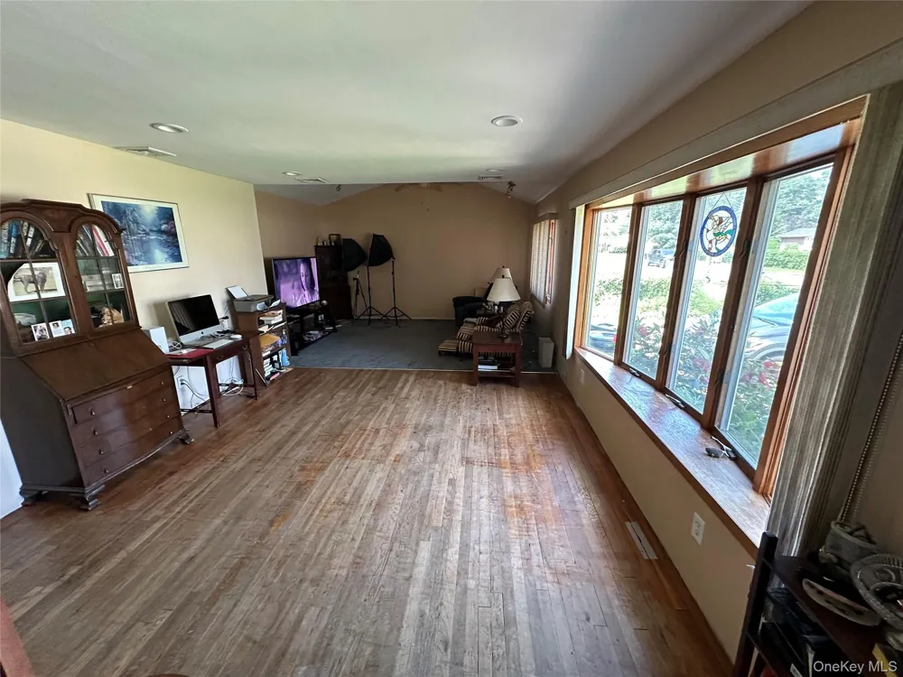 1612 Gardiner Drive Bay Shore, NY 11706
