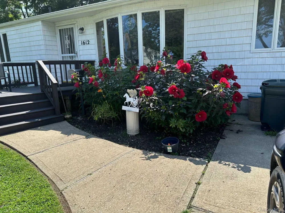 1612 Gardiner Drive Bay Shore, NY 11706