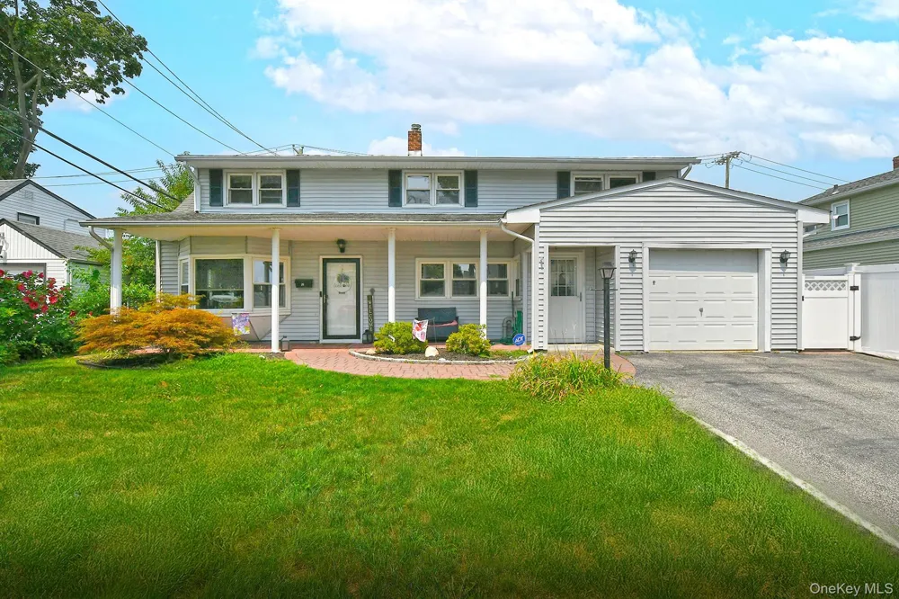 53 Periwinkle Road Levittown, NY 11756