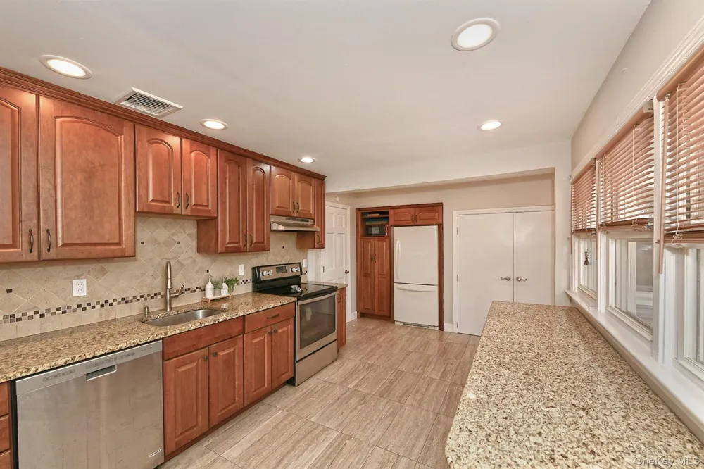 53 Periwinkle Road Levittown, NY 11756