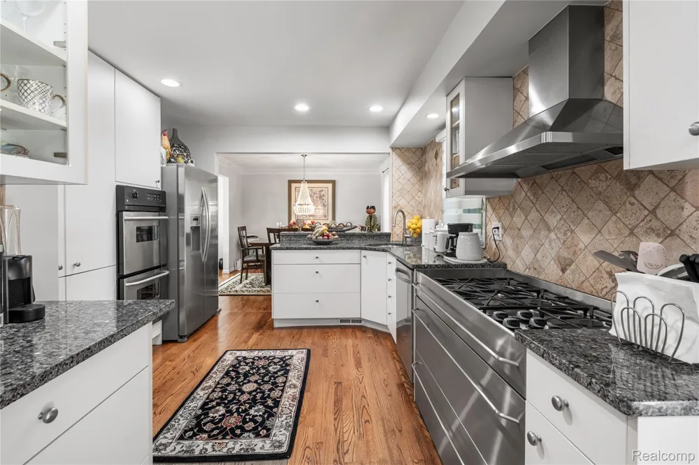 3325 Newgate Drive Troy City, MI 48084