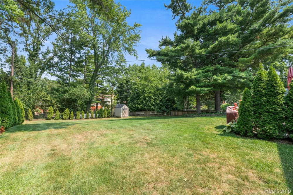 3325 Newgate Drive Troy City, MI 48084