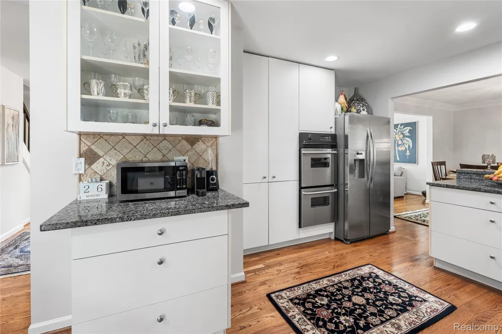 3325 Newgate Drive Troy City, MI 48084