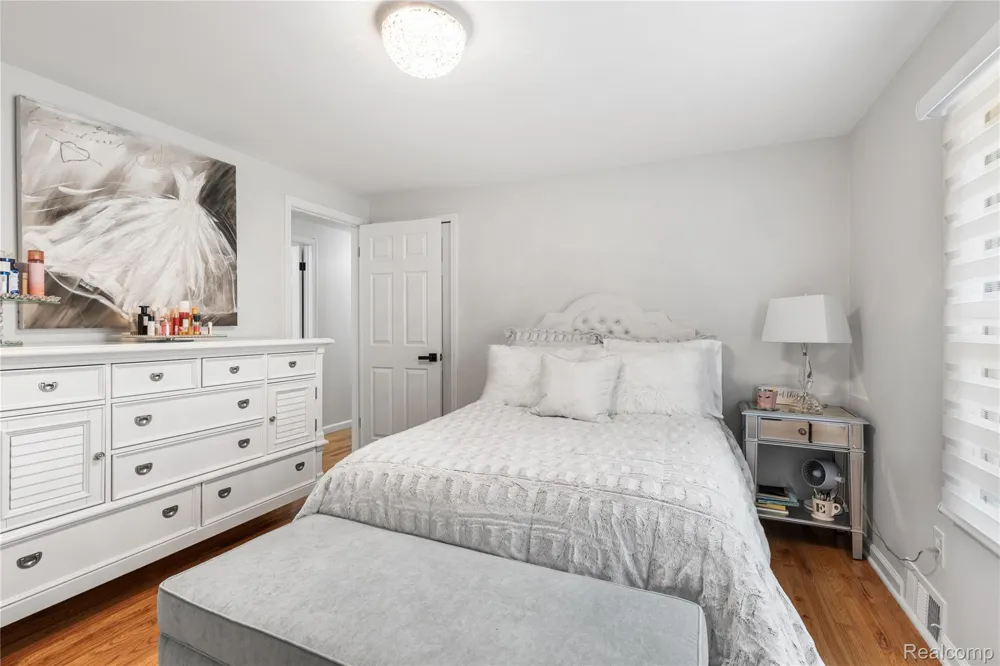 3325 Newgate Drive Troy City, MI 48084
