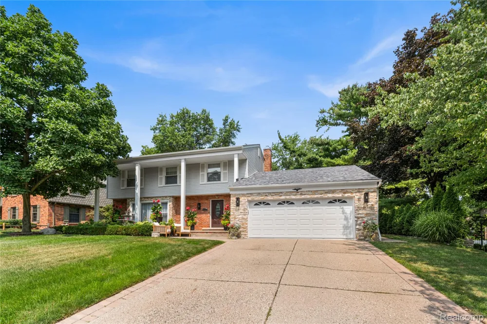 3325 Newgate Drive Troy City, MI 48084