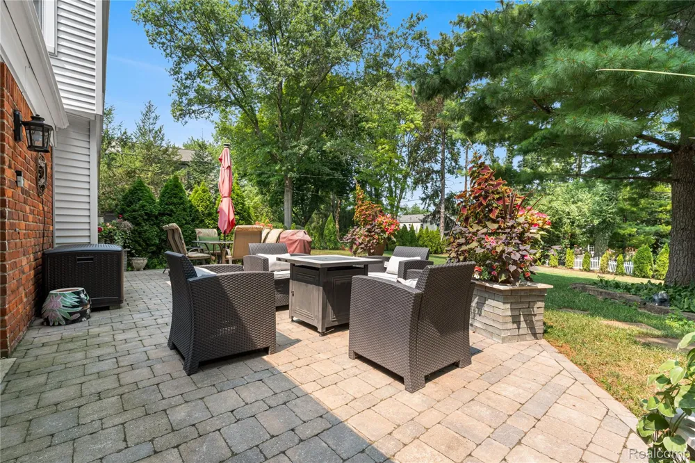 3325 Newgate Drive Troy City, MI 48084
