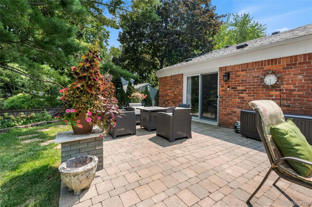 3325 Newgate Drive Troy City, MI 48084