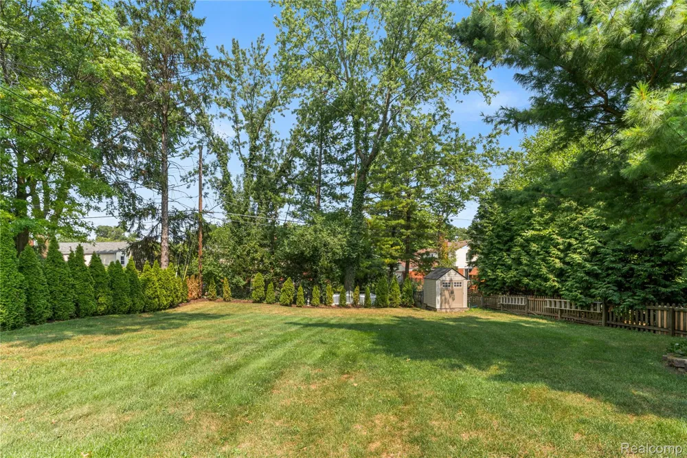 3325 Newgate Drive Troy City, MI 48084