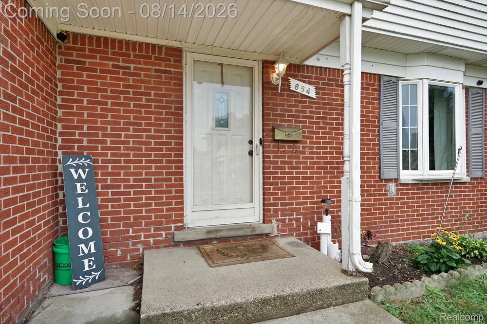 654 Manchester Street Madison Heights City, MI 48071