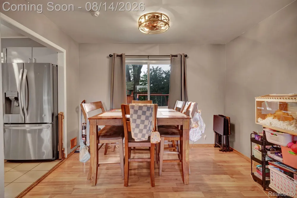 654 Manchester Street Madison Heights City, MI 48071
