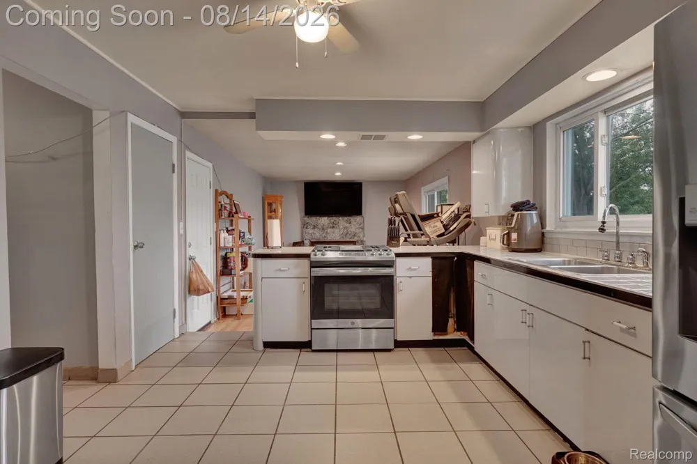 654 Manchester Street Madison Heights City, MI 48071