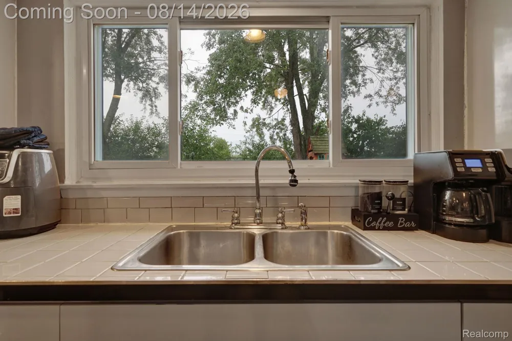 654 Manchester Street Madison Heights City, MI 48071