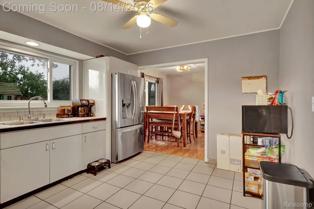 654 Manchester Street Madison Heights City, MI 48071