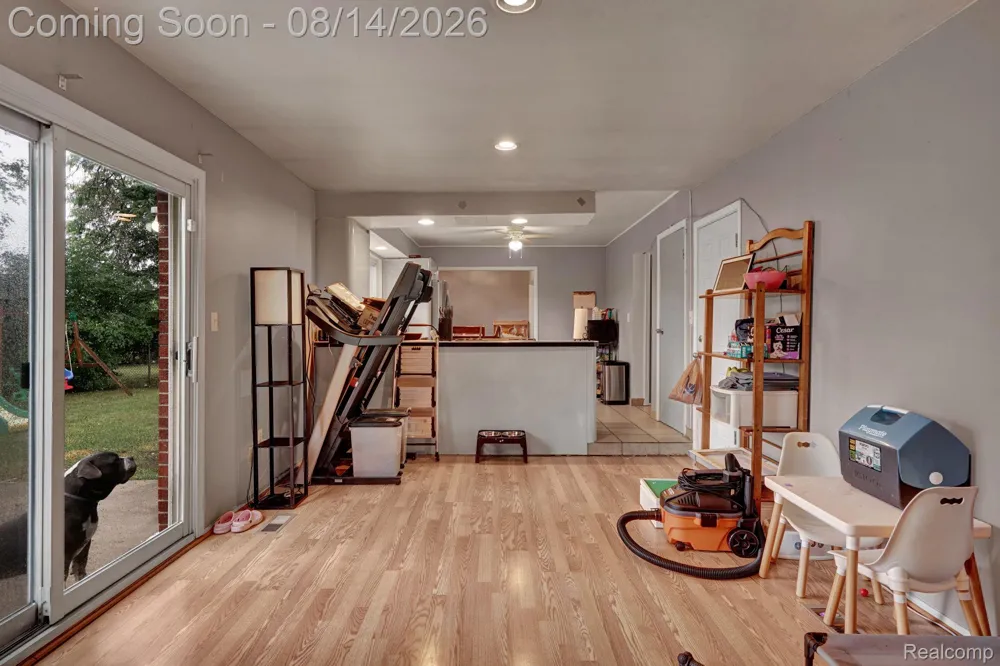 654 Manchester Street Madison Heights City, MI 48071