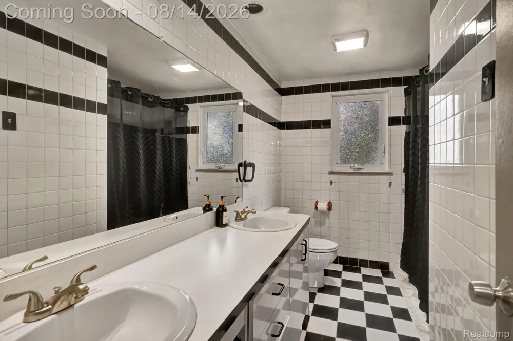 654 Manchester Street Madison Heights City, MI 48071