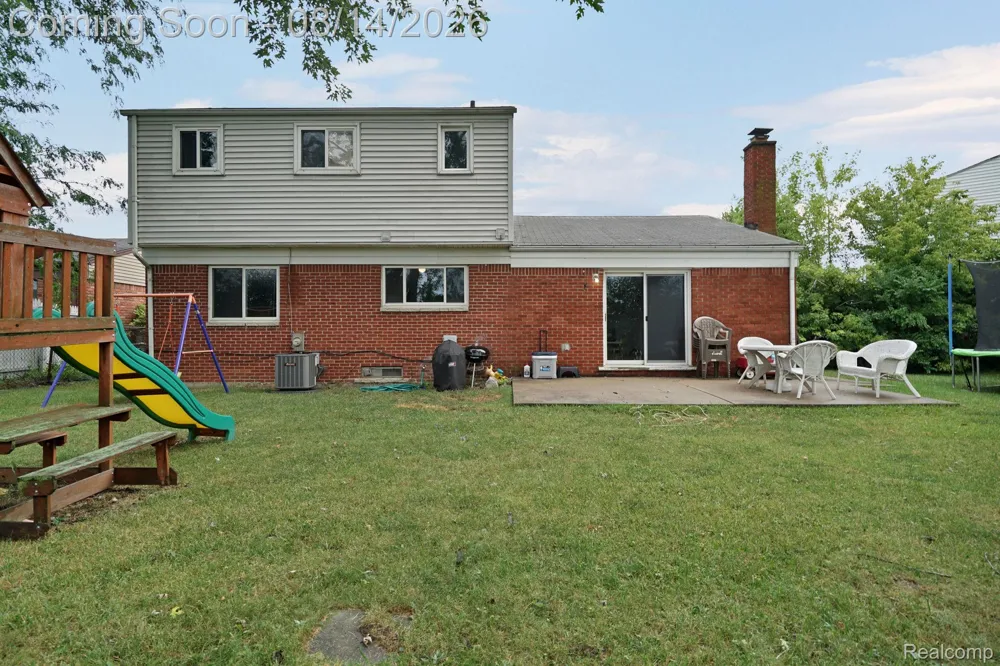 654 Manchester Street Madison Heights City, MI 48071