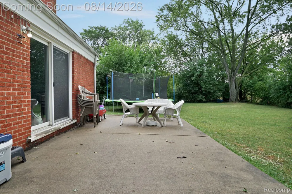 654 Manchester Street Madison Heights City, MI 48071