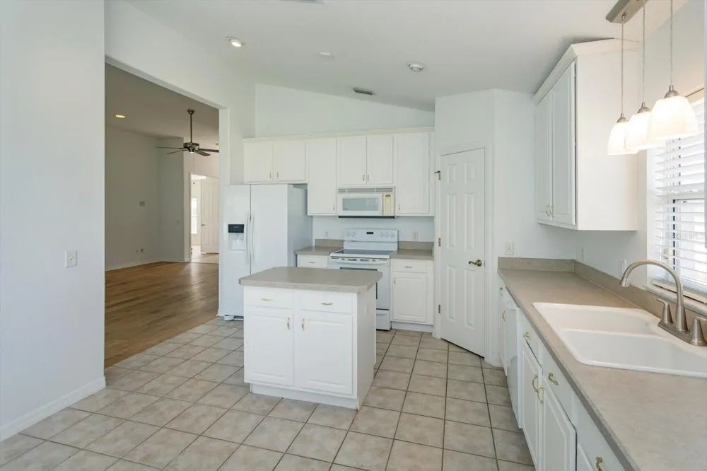 931 VINDALE ROAD Tavares, FL 32778