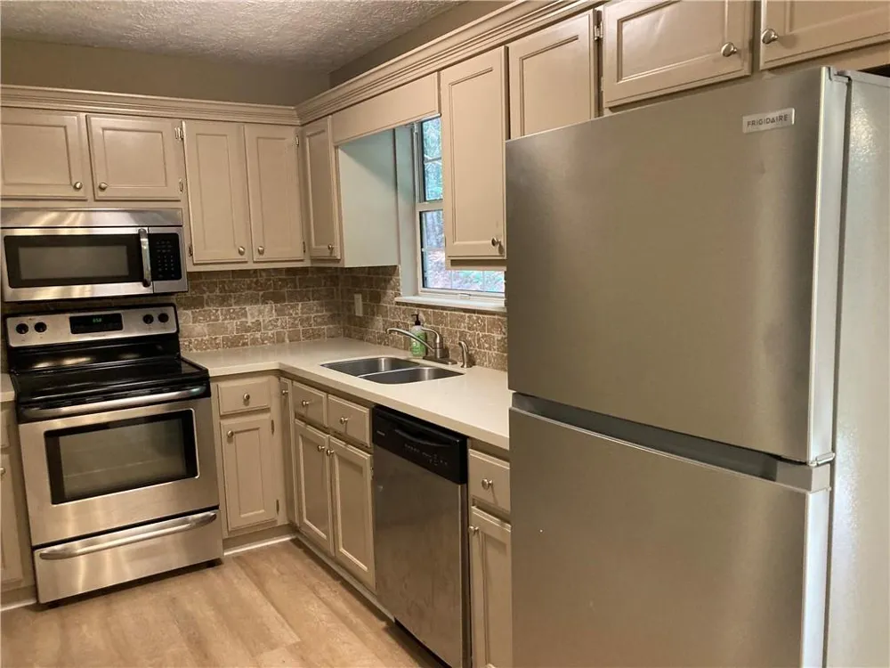 6110 Lakeside Court Gainesville, GA 30506